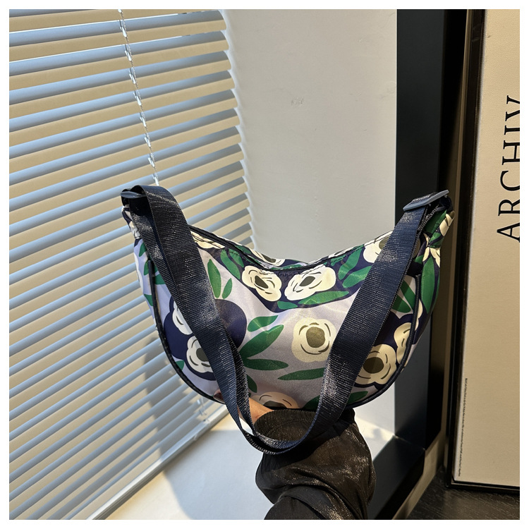 2025 Korean-style laid-back crossbody bag new versatile commuting dumpling bag, large-capacity commuting single-shoulder bag for women undefined