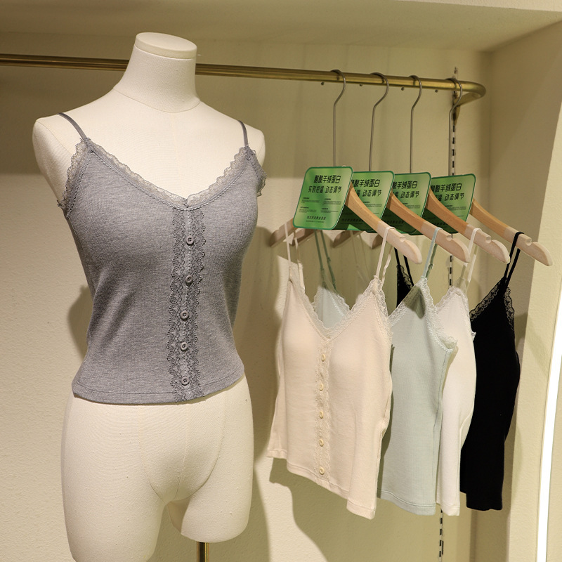 Autumn and winter pure desire style lace button camisole with brushed fabric and chest pads, suitable for women as an inner layer or outerwear