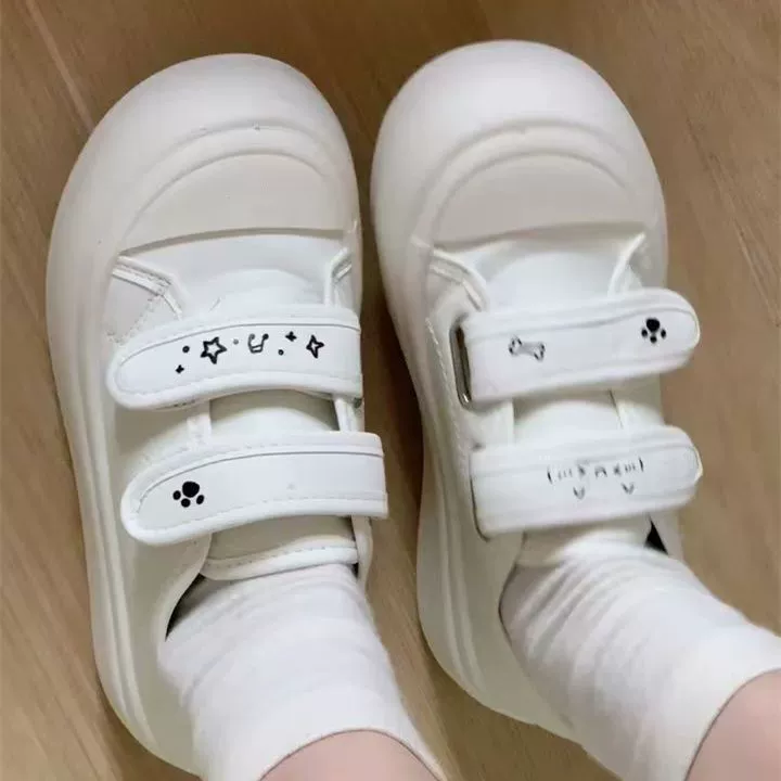 Симпатичные круглые белые туфли и медвежонок зимней спячки липучки