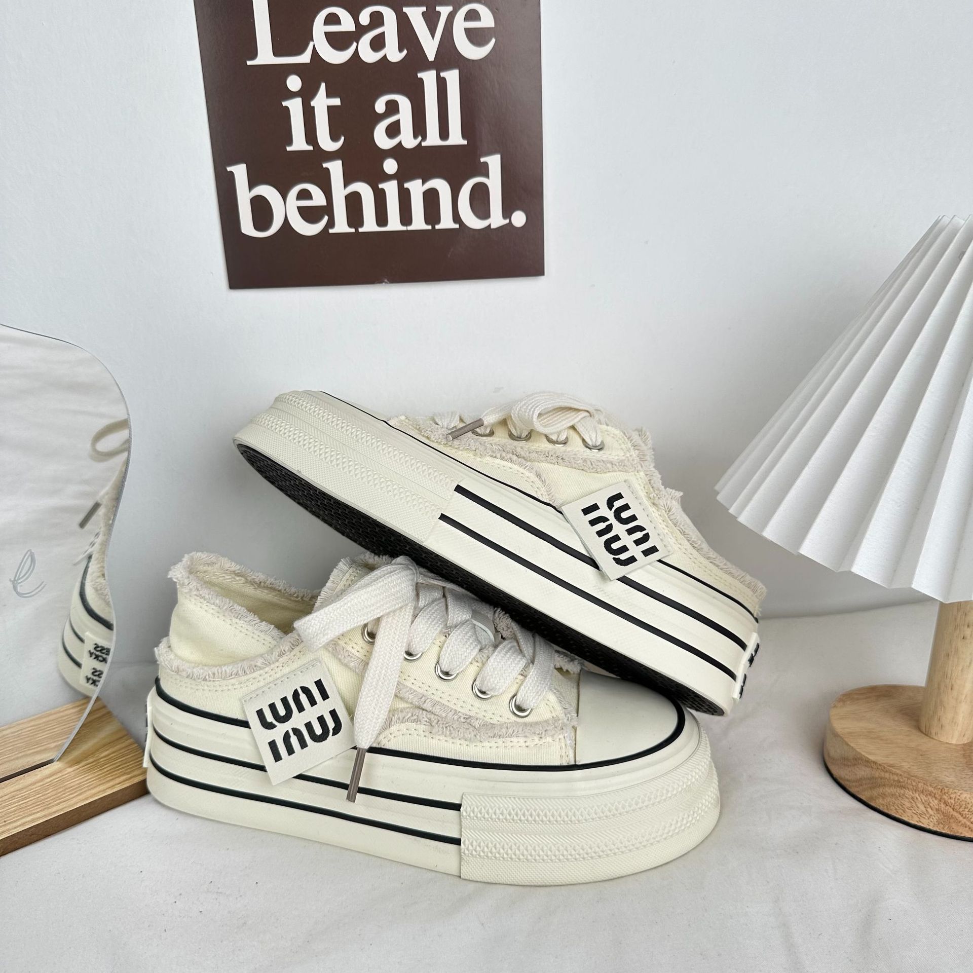 Longwave de fondo grueso de verano bajo nuevo zapato de lona para mujeres 2024 estudiantes transpirables aumentan el pie medio soporte zapatos blancos para mujeres