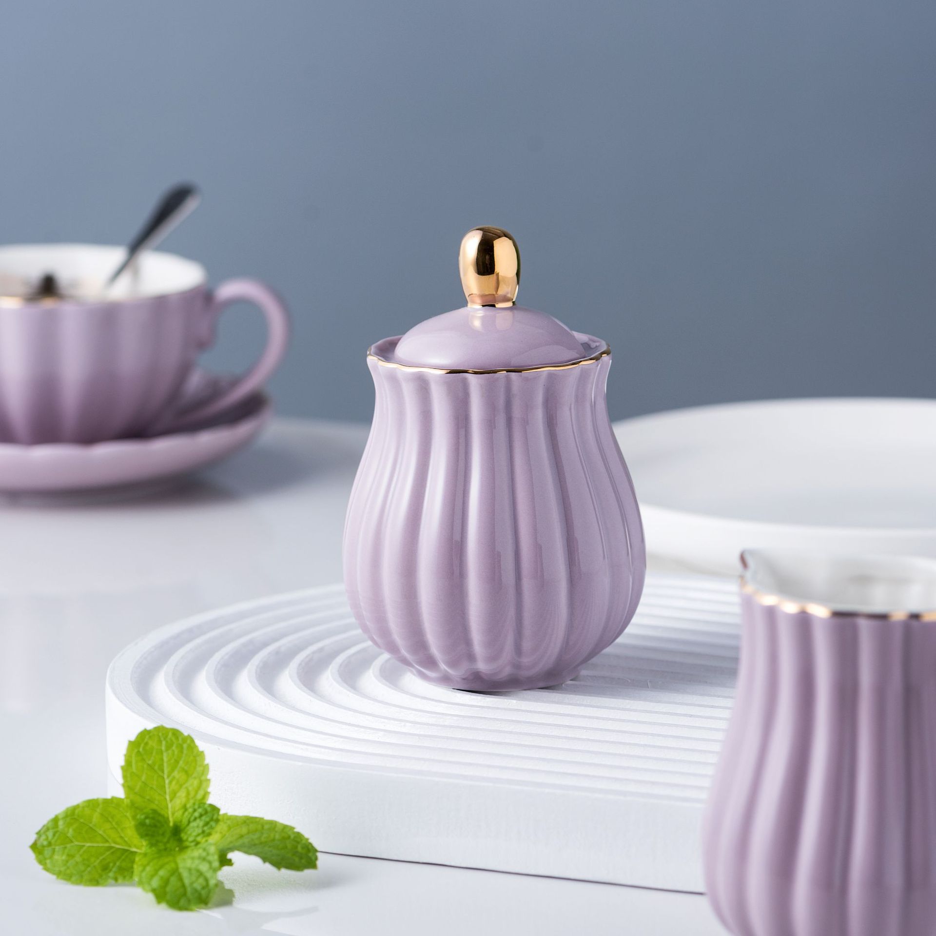 Rayas de abeja dorada Una olla de cuatro tazas Plato de café japonés Juego de tetera fría Juego de esmalte de color y té de flores doradas Cerámica