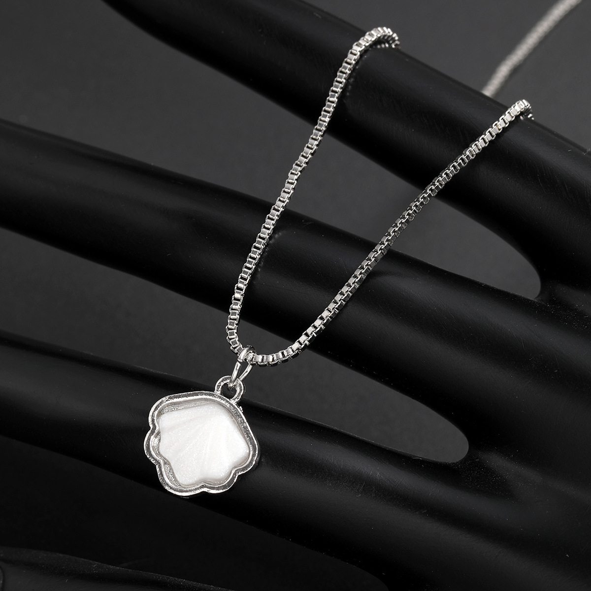 Light Luxury High-end Fashion Elegant Shell Pendant Necklace Niche Design Clavicle Chain necklace_voghion.com
