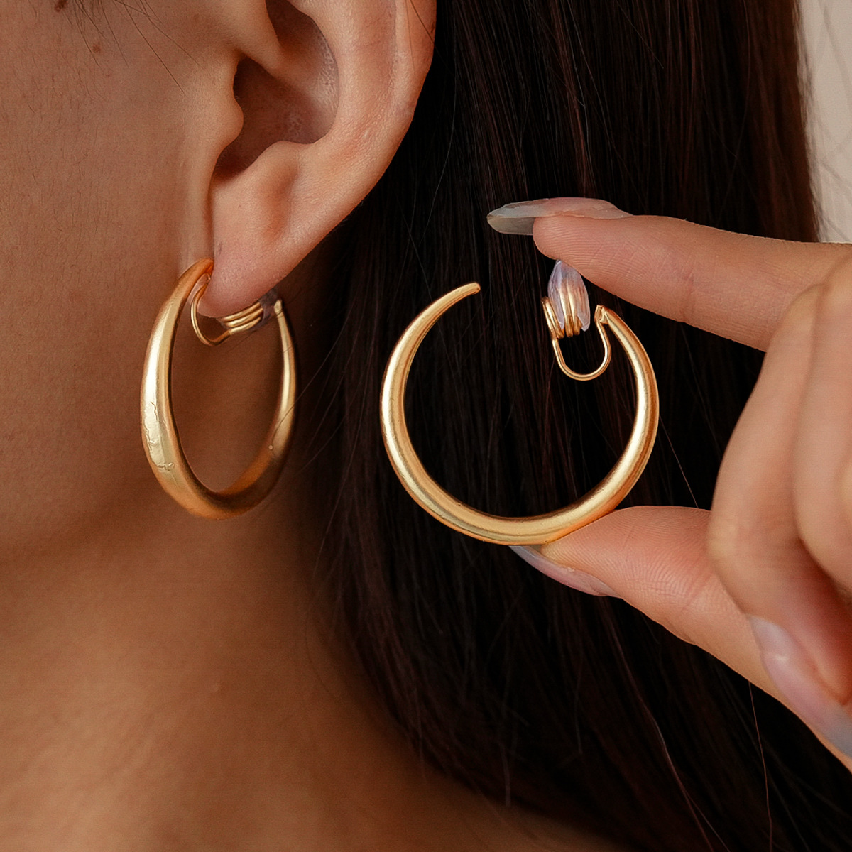 Personalidad europea y americana sensación de metal geometría redonda sin agujeros de orejas abrazaderas transfronterizas temperamento simple nicho de alta sensación pendientes para mujeres