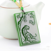 新疆和田玉菠菜绿碧玉老虎吊坠 碧玉上山虎玉牌生肖老虎挂件
