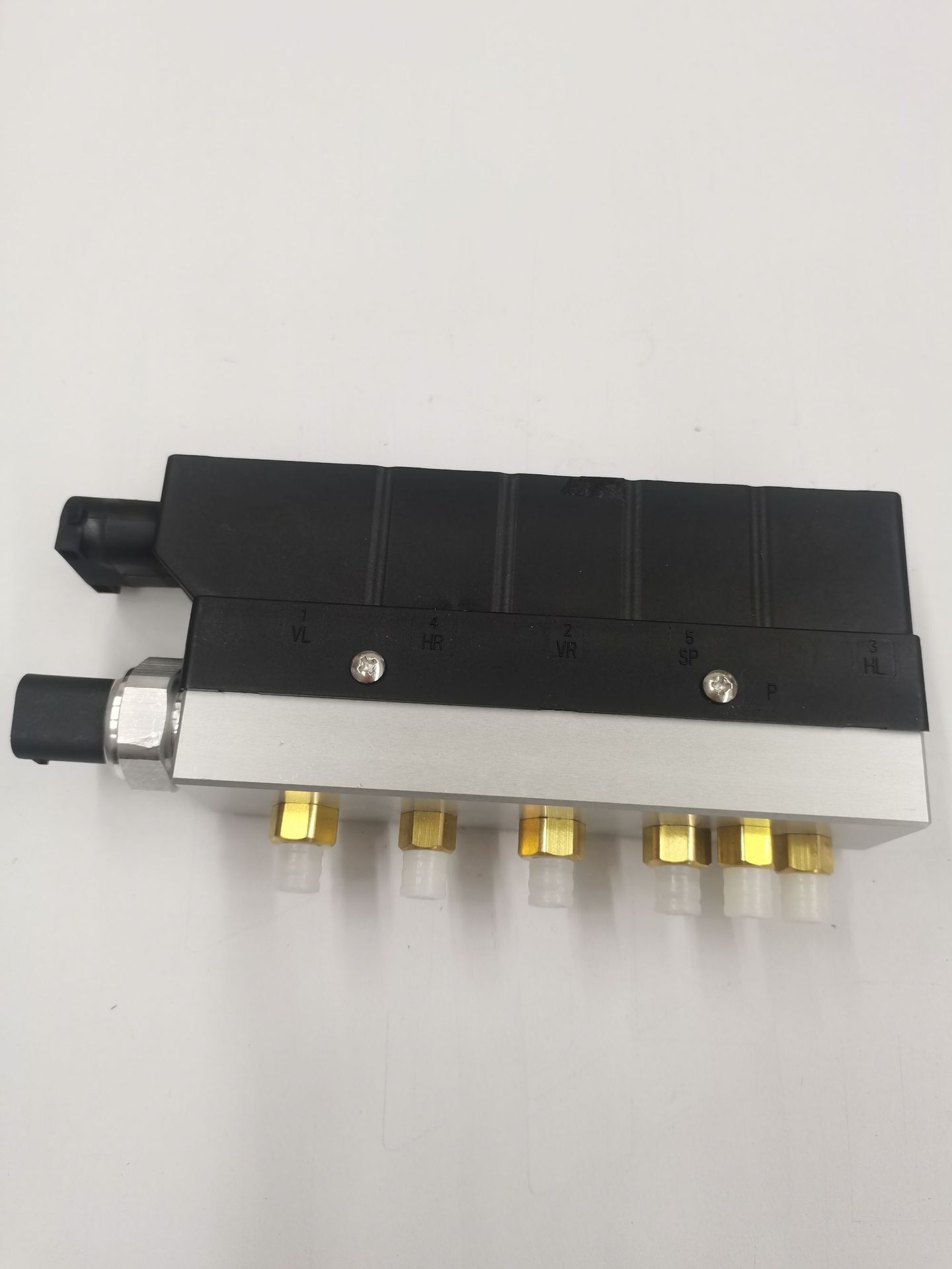A2203200258 air distribution valve is suitable for the old model Mercedes-Benz W220 butterfly solenoid valve, direct from the manufacturer