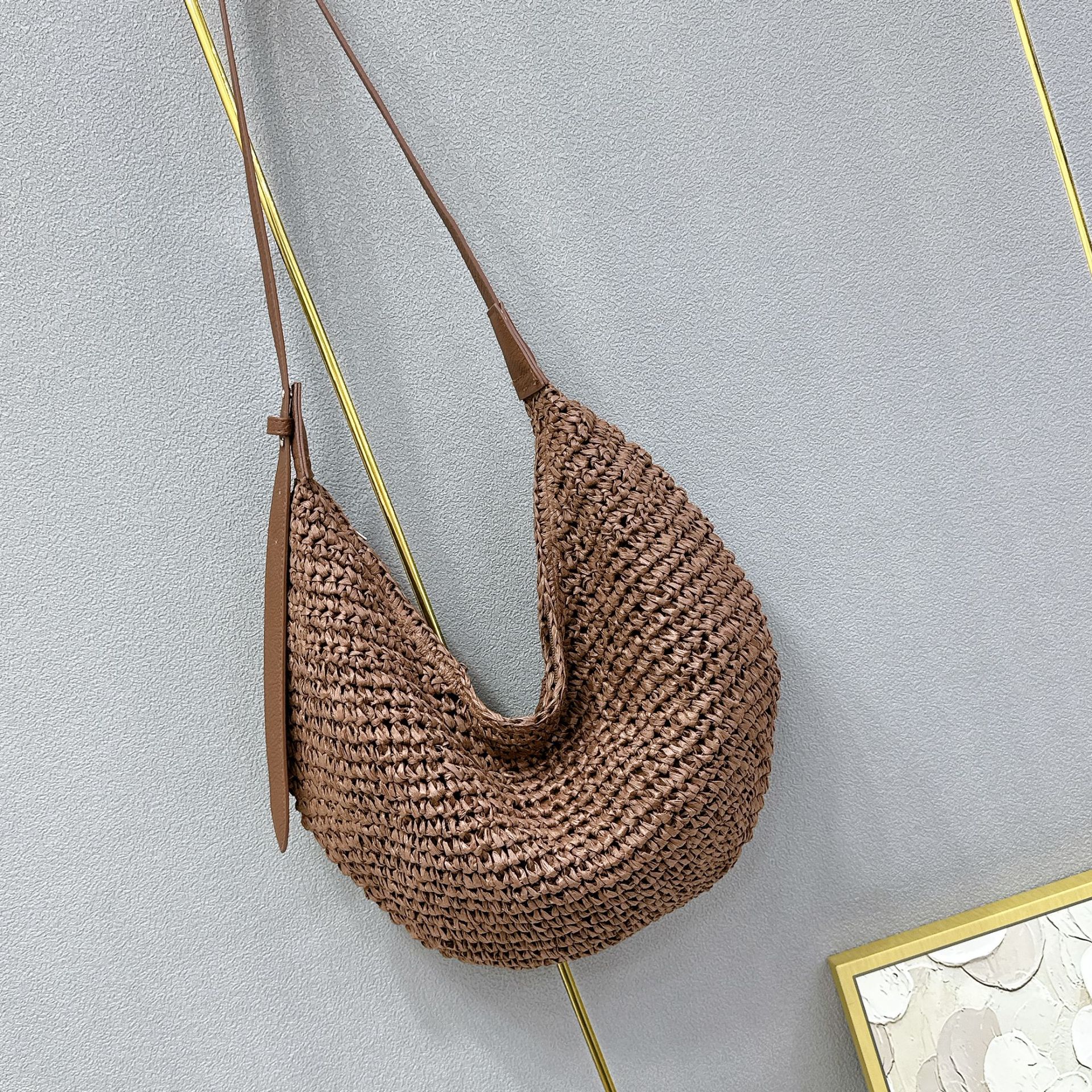 Un bolso de tejido popular para el cabello está de moda, con un bolso de tejido de paja diagonal de un hombro, un bolso de mujer de boston, un bolso de Newton treasure.