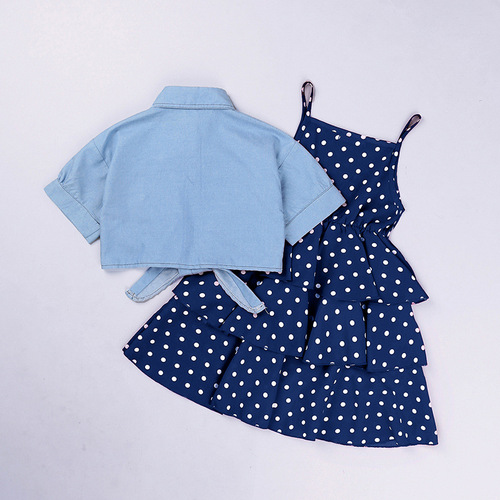 European and American-style kids' clothing for summer 2024: trendy short-sleeve denim jackets and skirts, plus a girls' export-ready outfit.