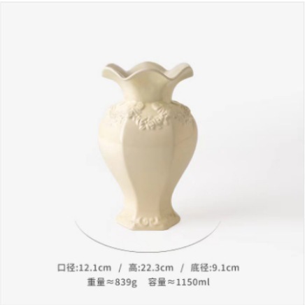 키가 큰 물결 모양의 가장자리가 있는 육각형 꽃병