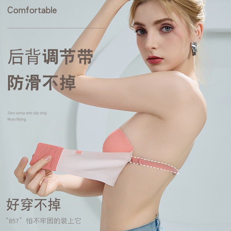 Las correas de hombro desmontables se juntan para mostrar un gran sujetador de media taza sin aros y sin costuras