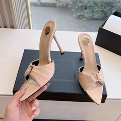 2025夏のフランス式の大衆ファッションの露指の女性のお姉さんの范先の絹織物のサンダルの気質の金属はハイヒールを掛けます。