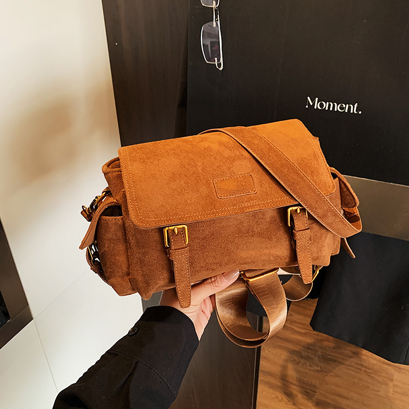 Exquisite Korean-style retro niche messenger bag, 2026 winter new collection, suede finish, autumn/winter retro shoulder bag Exquisite Korean-style retro niche messenger bag, 2026 winter new collection, suede finish, autumn/winter retro shoulder bag