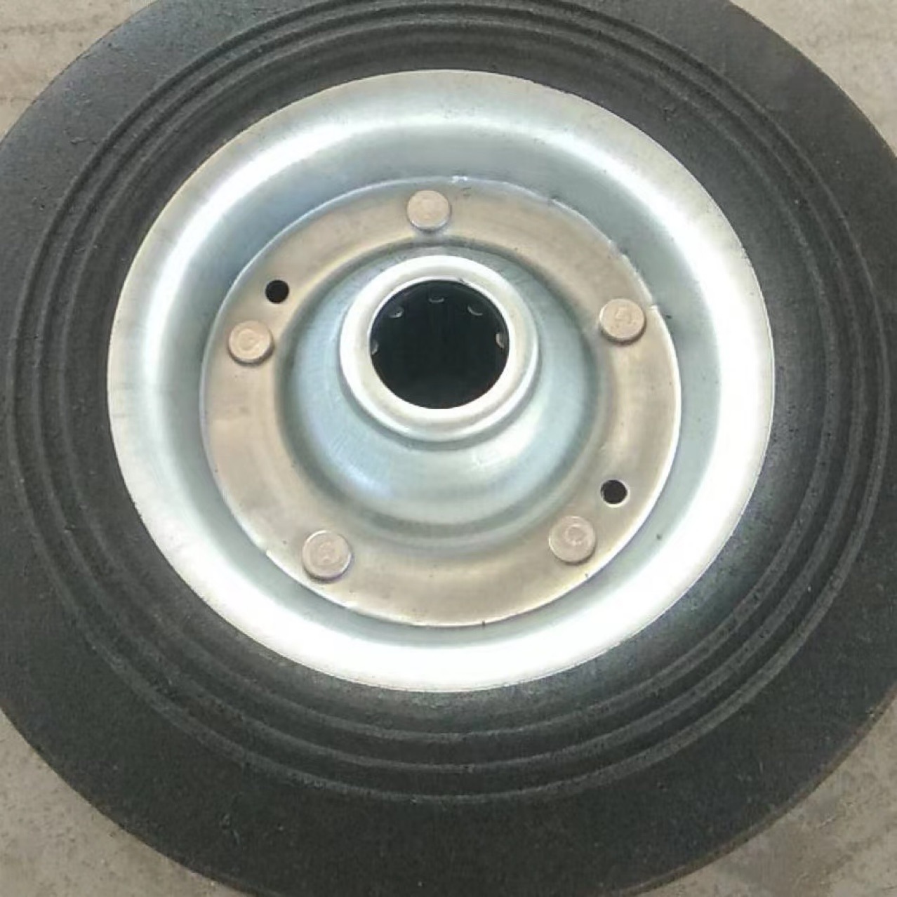 工厂自主研发生产和销售各种型号的橡胶实心轮工具车静音耐用