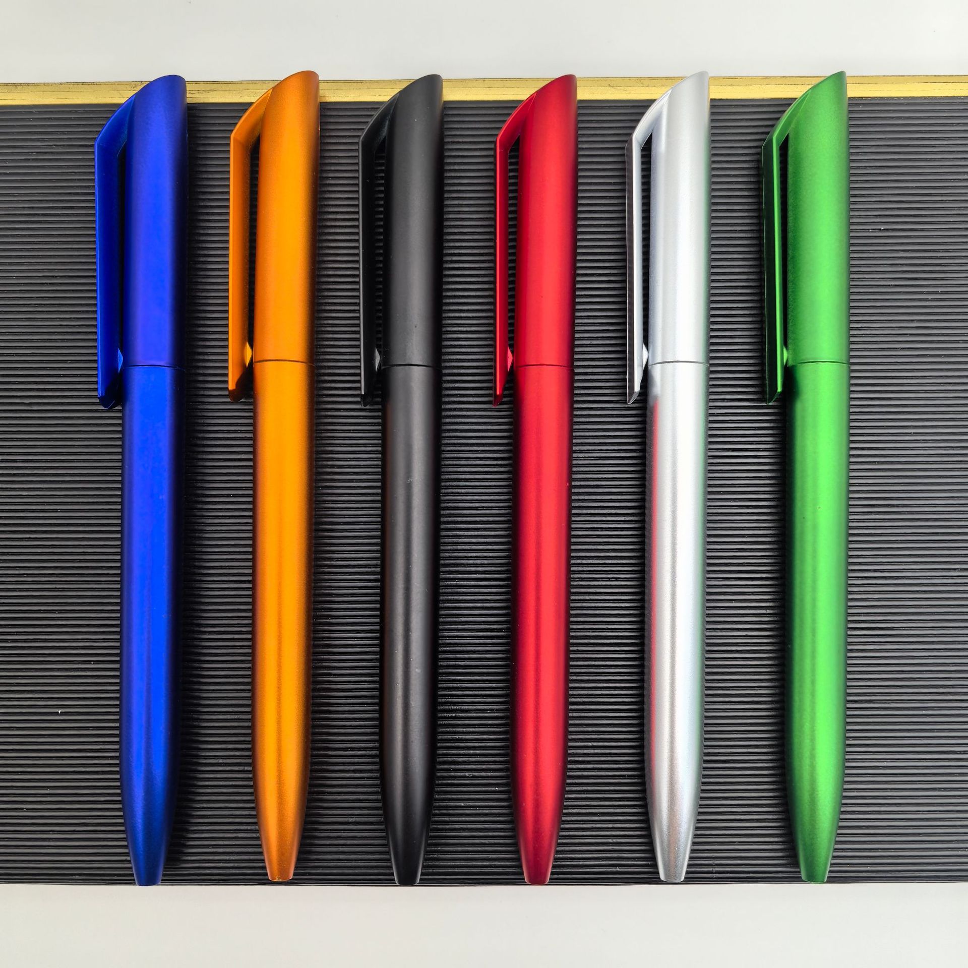 Suministro de bolígrafo de torsión de plástico de boca oblicua, pintura en aerosol, bolígrafo de regalo publicitario, bolígrafo de promoción de color, bolígrafo de logotipo de hotel publicitario