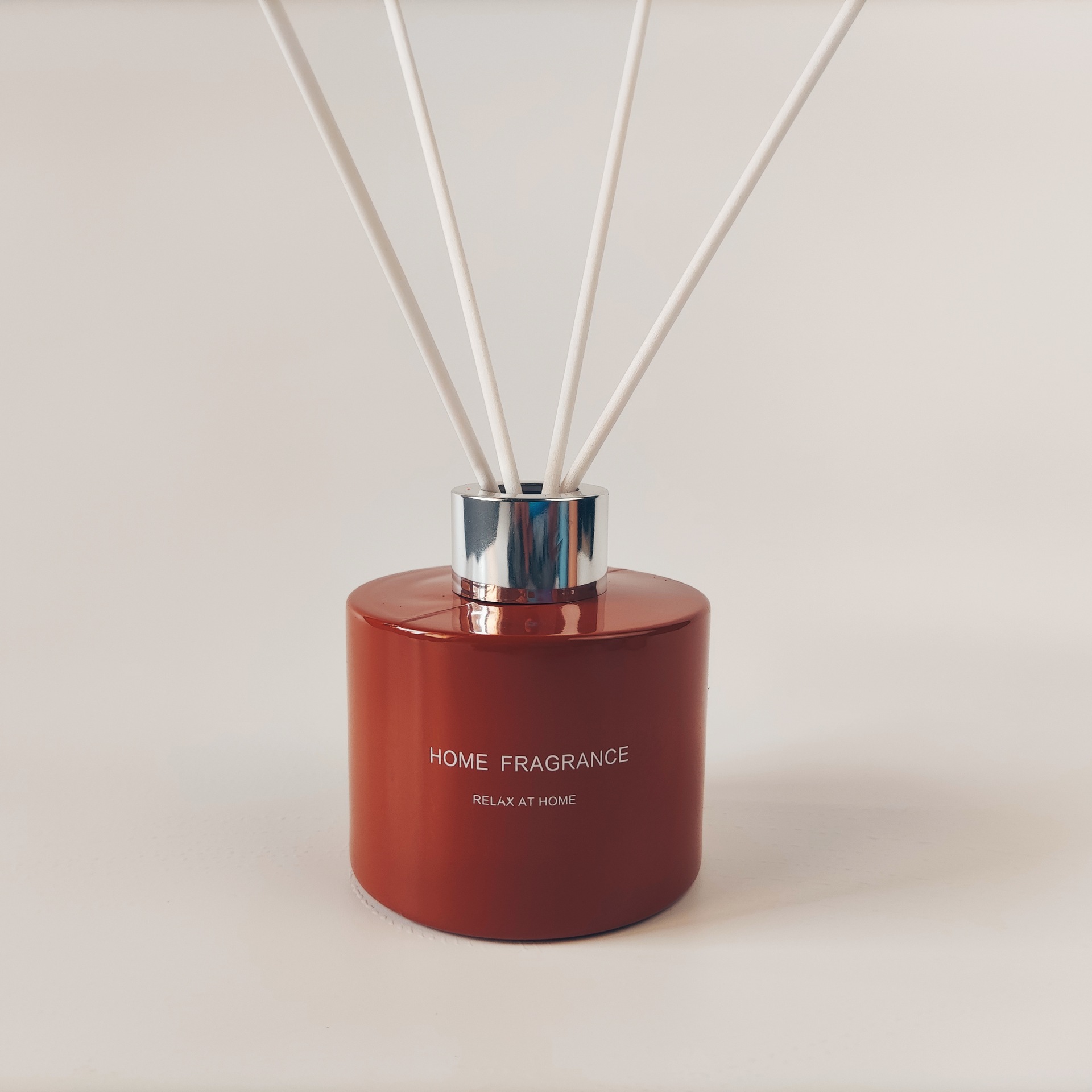 En stock al por mayor 100mL boca de tornillo de gama alta botella de aromaterapia cilíndrica sin fuego botella vacía avanzada botella de aromaterapia montada en el automóvil con tapa