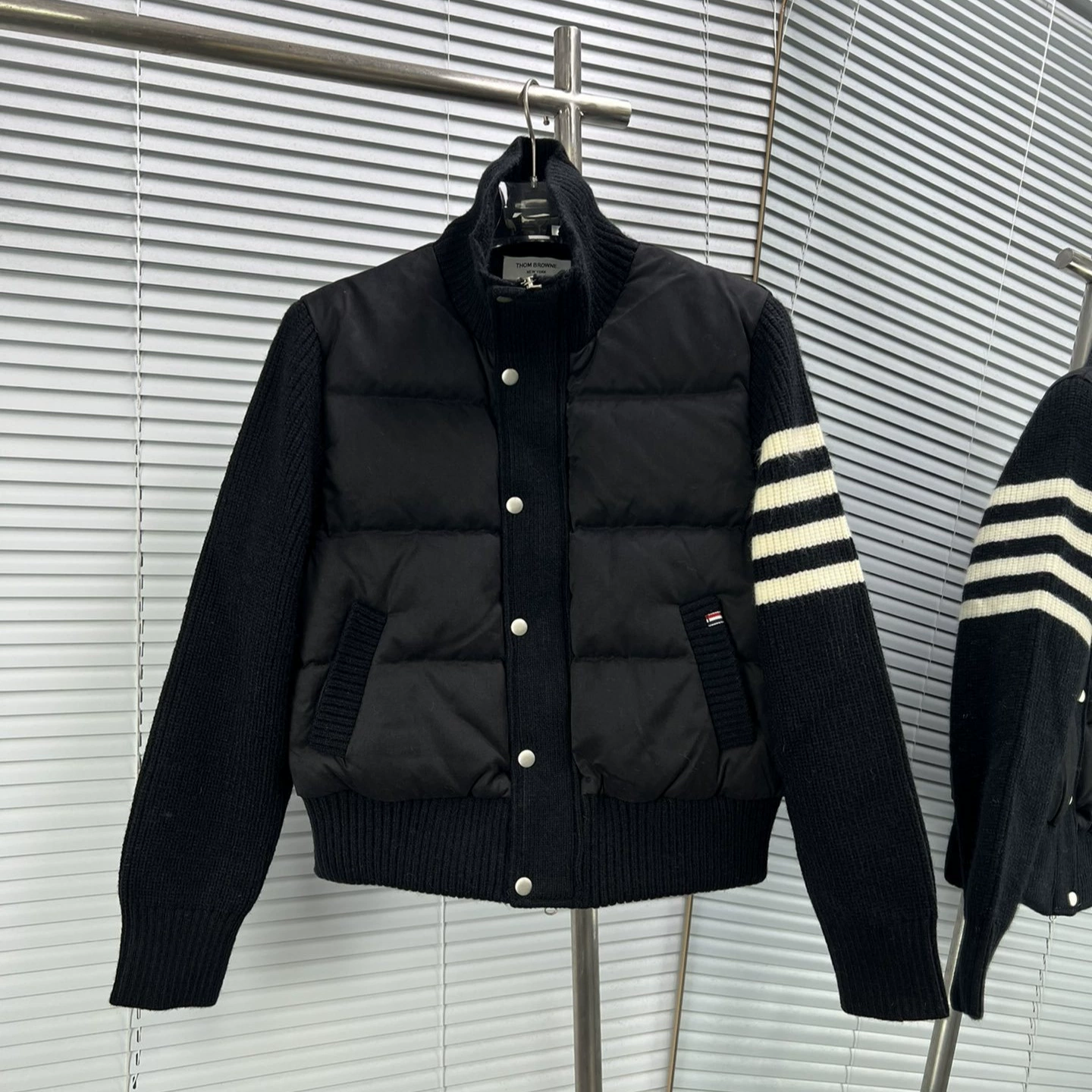 Высококачественный женский пуховик-кардиган на пуговицах с воротником-стойкой и четырьмя полосками для осени и зимы