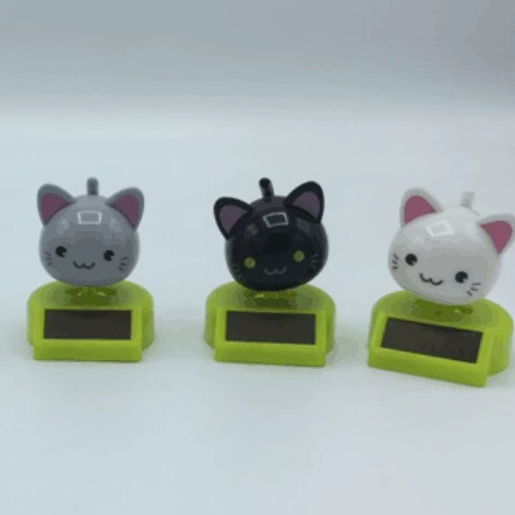 Солнечная фигурка-кот с длинным хвостом качающаяся