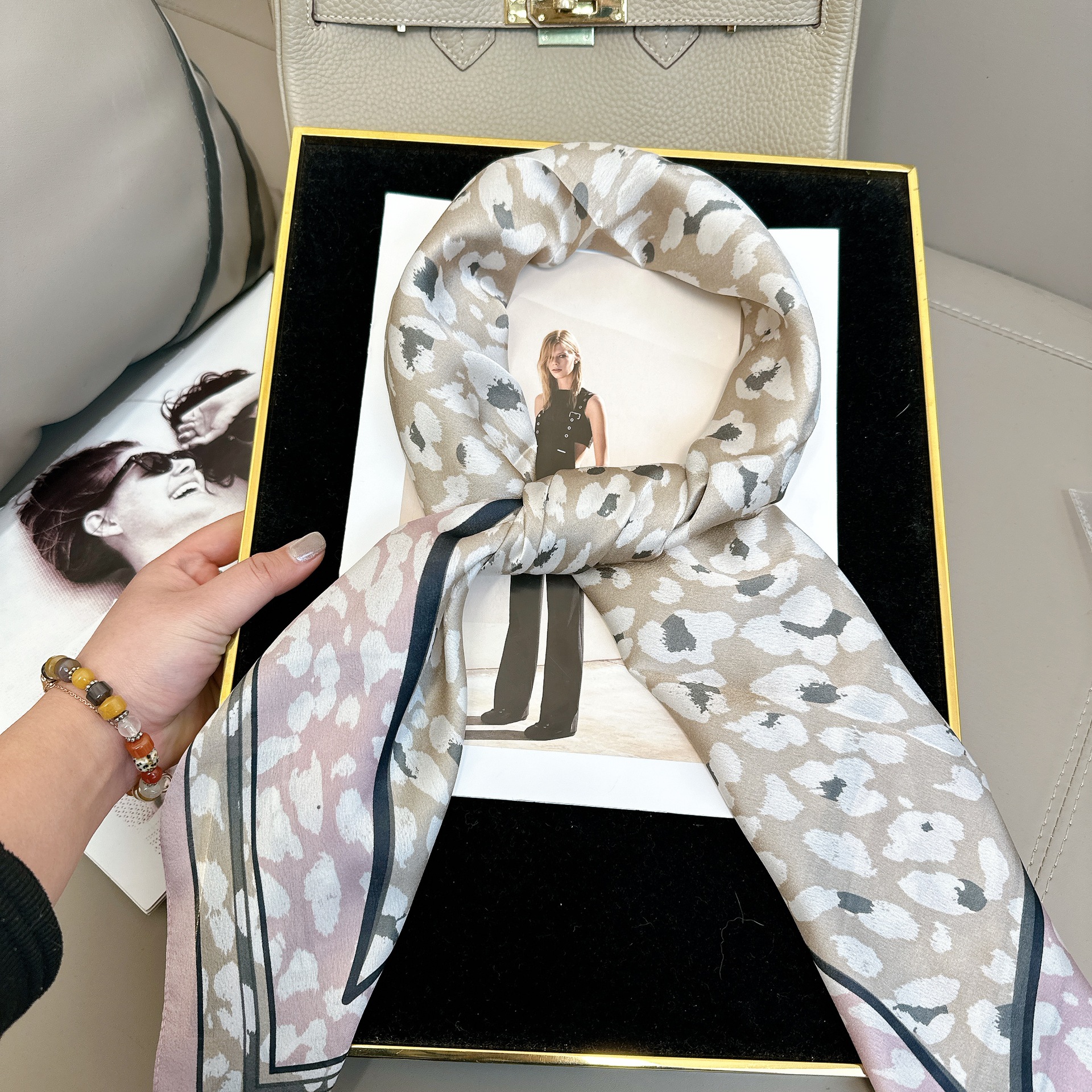 라이트 옐로우 분말 가장자리 레오파드 무늬