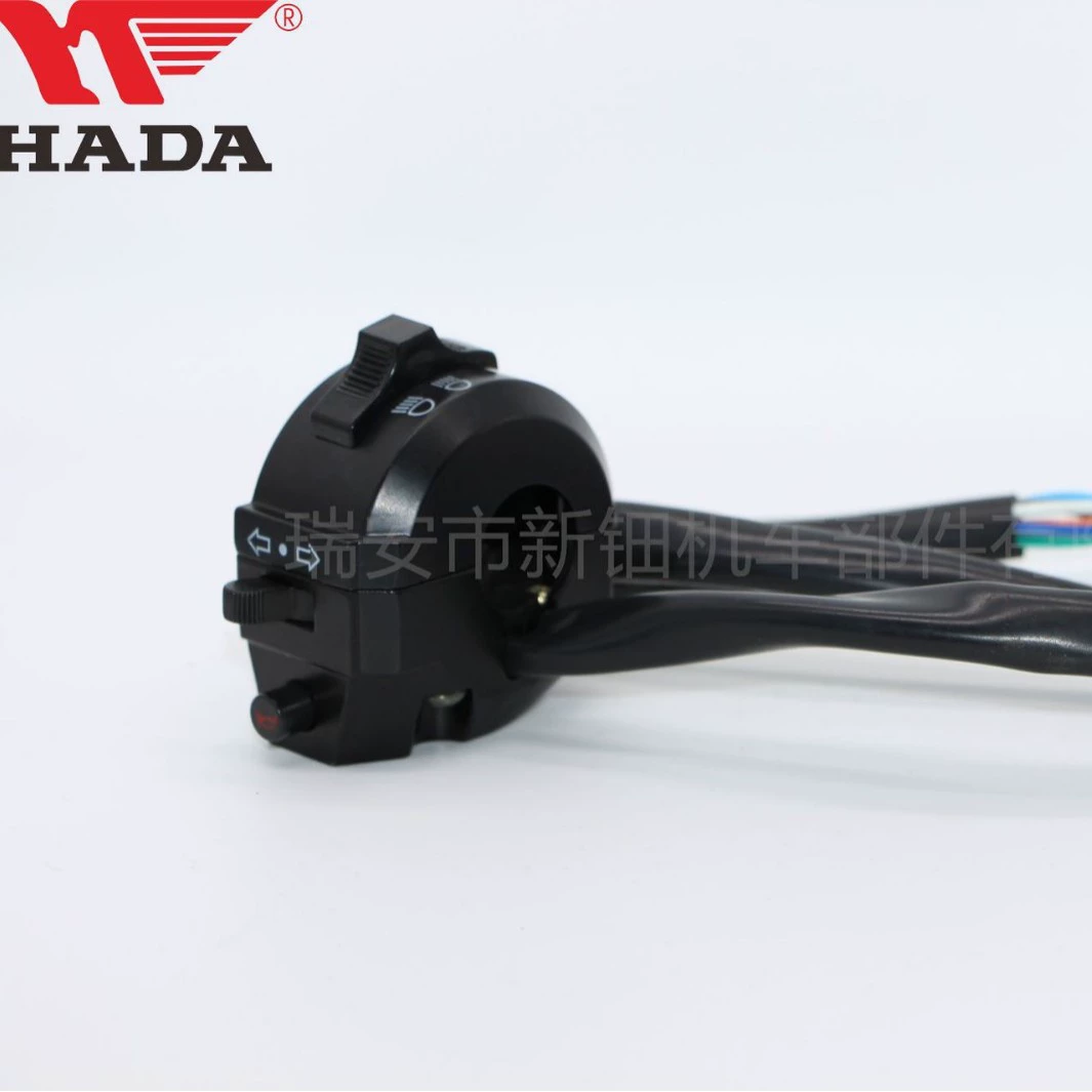 Комплект управления на руле мотоцикла: кнопки звуковых сигналов (левый и правый), запуска, поворотников и выключения двигателя.