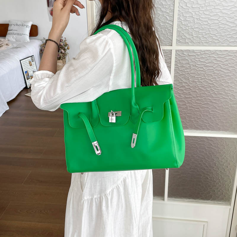Bolsa de jalea portátil de platino bolso de mujer 2026 verano nuevo PVC color sólido gran capacidad versátil bolso de hombro