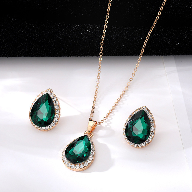 Collar colgante verde para mujeres verano nicho de alto grado diseño clavícula cadena luz lujo todo-fósforo collar