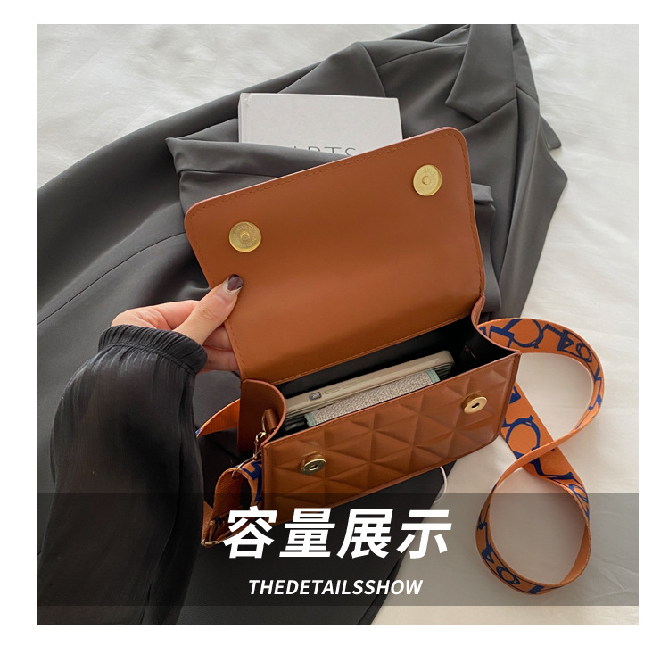 A stylish and simple diamond-shaped small square bag for the autumn and winter of 2024, featuring a solid color and a trendy single-shoulder bag for women undefined