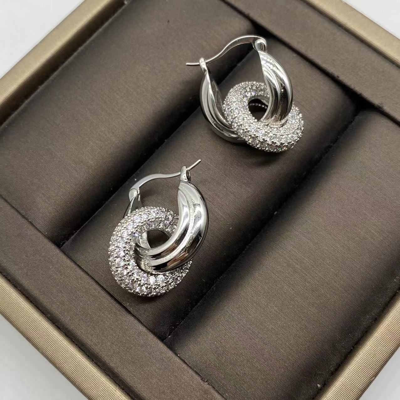 Retro francés europeo y americano en línea rojo estilo frío metal brillante diamantes pernos de orejas de alta calidad estilo nicho orejas