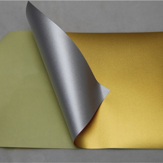 El proceso del fabricante utiliza papel de estampado en caliente con lámina de oro de doble cara, rollo de lámina de oro de aluminio electroquímico, y lámina de oro y plata adhesiva de doble cara para impresión y personalización. image 5