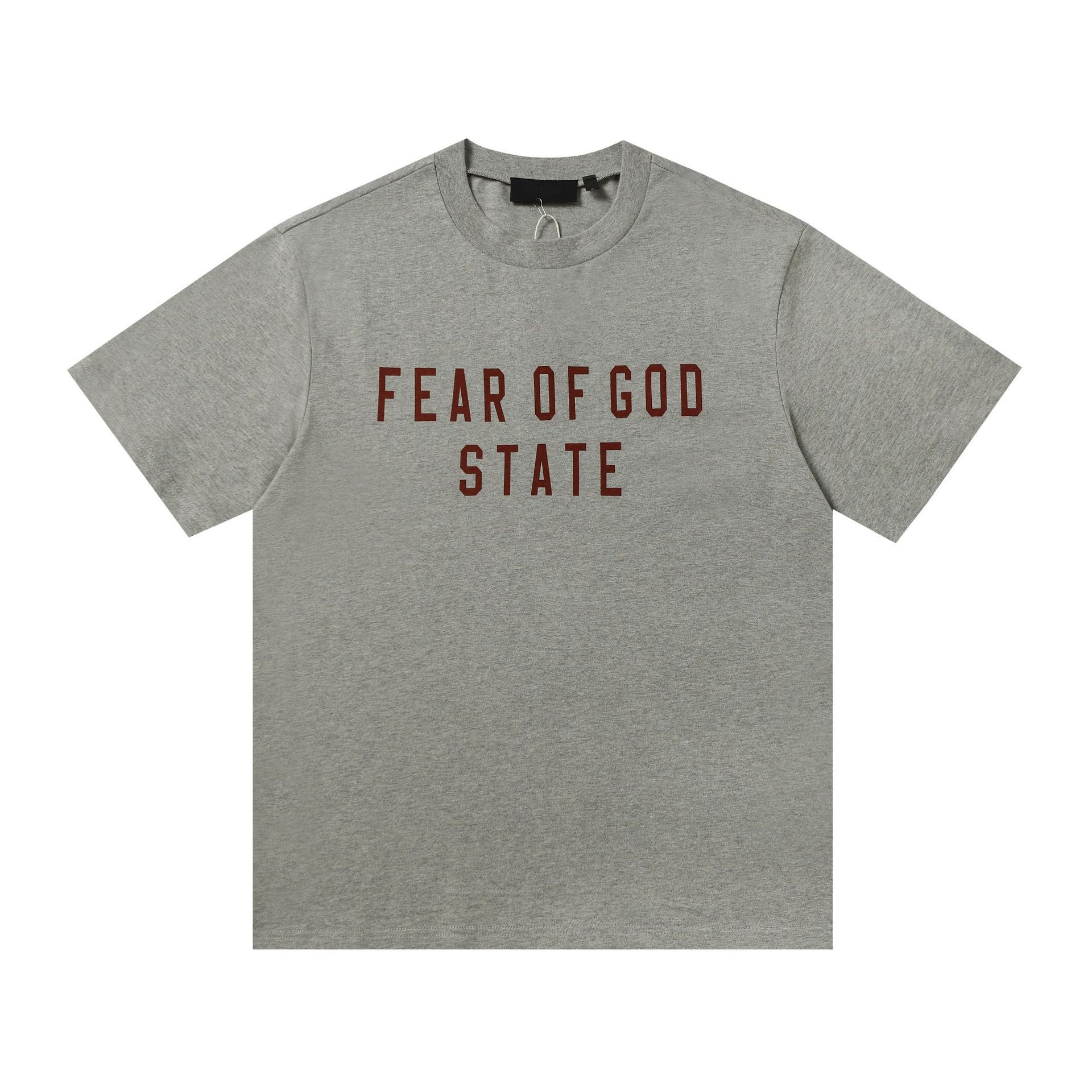Una pieza de la marca de moda FOG de doble línea ESSENTIALS letra con lema impreso camiseta de manga corta para hombres y mujeres media manga en la calle