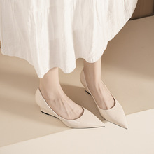 悠闲美法式软漆皮尖头高跟鞋女春秋配阔腿裤气质坡跟不累脚浅口