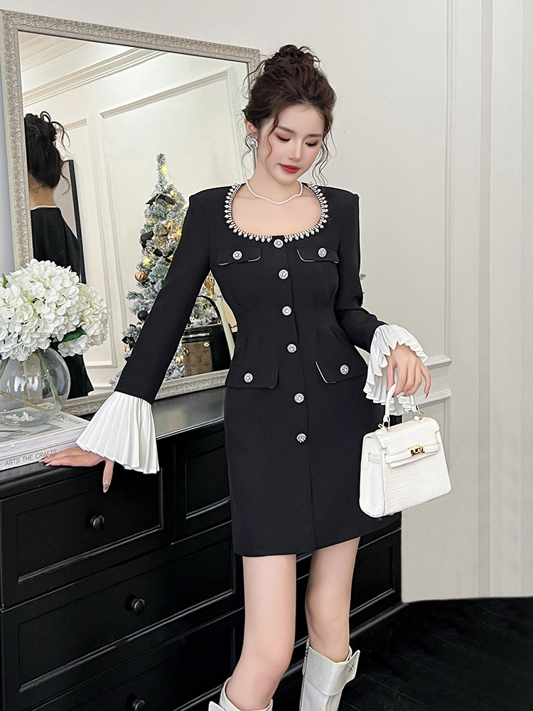 Đầm ôm body nữ cổ vuông tay chuông đính đá kiểu Hepburn — Màu đen