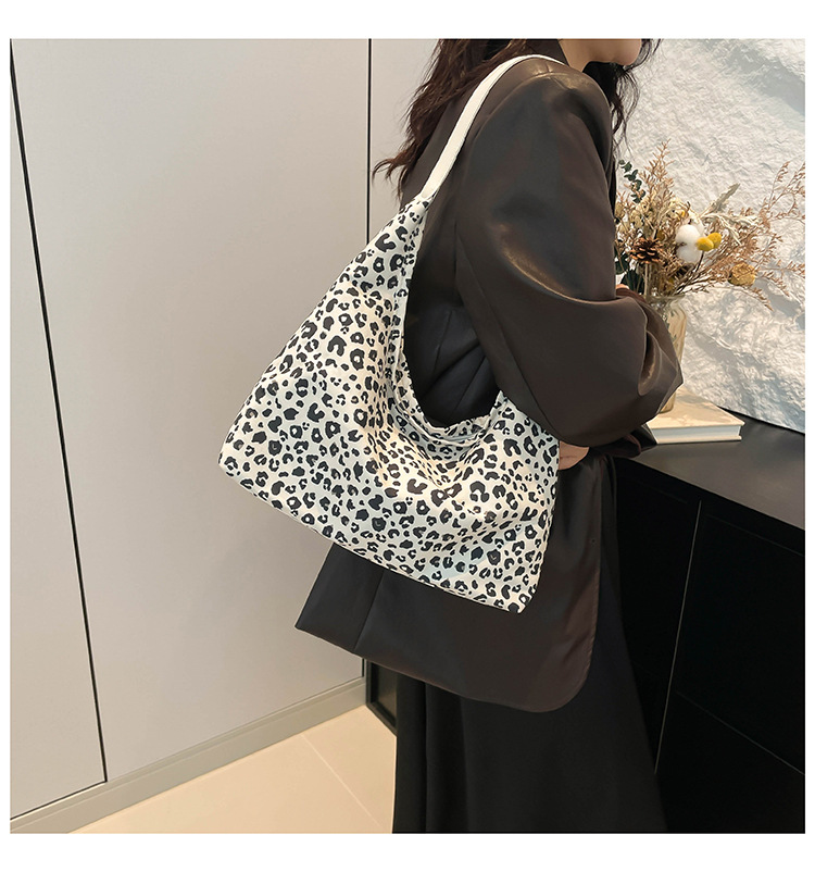 A new minimalist canvas bag with a large capacity in Korean fashion, a leopard print commuter single-shoulder crossbody bag undefined