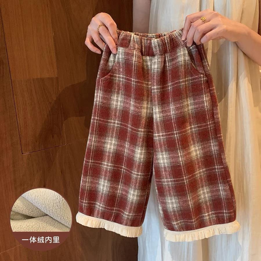 女の子の2025年秋冬新作スーツ、ファーボール厚みのあるチェック柄セーターとベルベットのワイドパンツ、ファッショナブルな2点セット