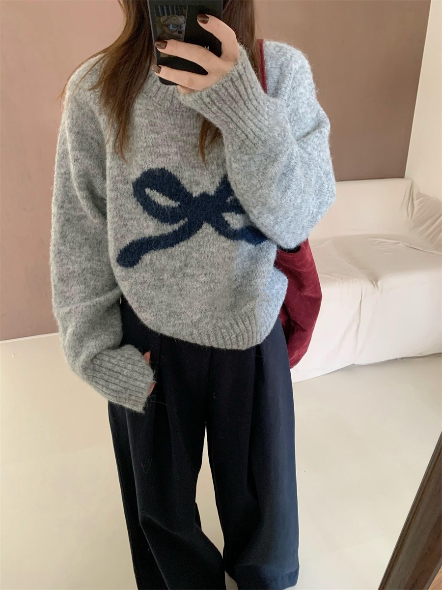 Demi-season knitted sweater with a round collar with bow