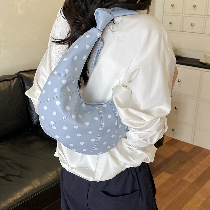 Personalidad de nicho de diseño de bolsas de punto de onda para mujeres 2026 nuevo estilo de moda universal bolsas de hombro bolsas diarias bolsas de brazo de viaje