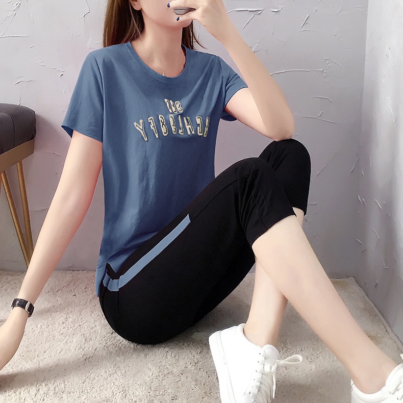 Completo sportivo casual da donna estate 2026, elegante completo a due pezzi con top a maniche corte e pantaloni capri larghi._voghion.com