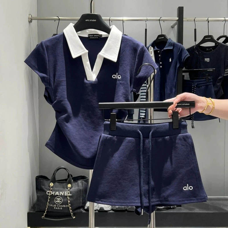 Летний костюм 2025 года: женская рубашка с коротким рукавом, простым кроем, контрастным воротником в ретро стиле, вышивкой и юбкой-брюками, облегающий, модный.