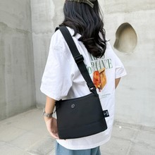 休闲简约尼龙布包2024新款时尚百搭通勤旅行轻便斜挎包学院风女包