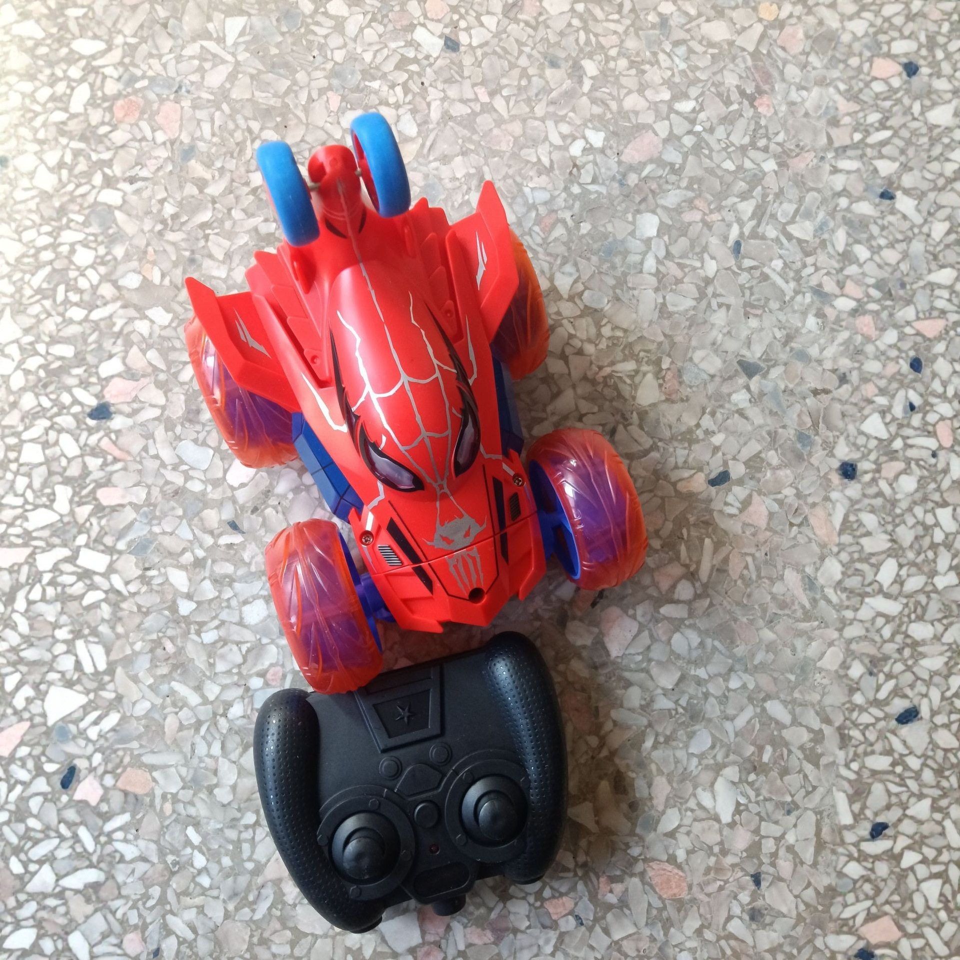 Fábrica personalizada cross-border 2.4G dibujos animados dinosaurios coche de control remoto temu araña competitiva unicornio acrobacias camión volcado