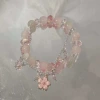 Браслет с розовыми бусинами и персиковым цветком