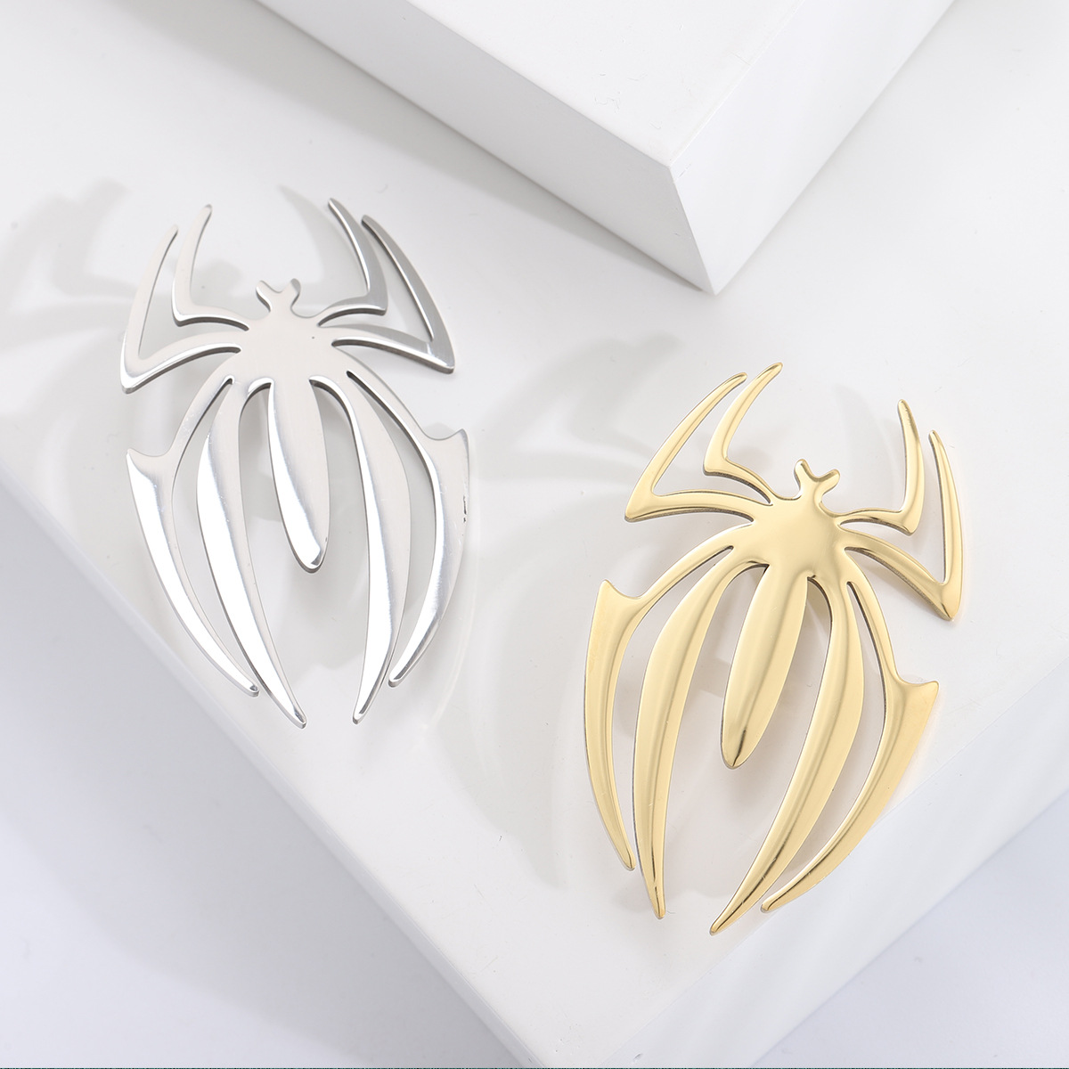 fashionable golden glossy brooch stainless steel