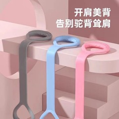 引力器の女性は背中を開けて弾力性を持っています。
