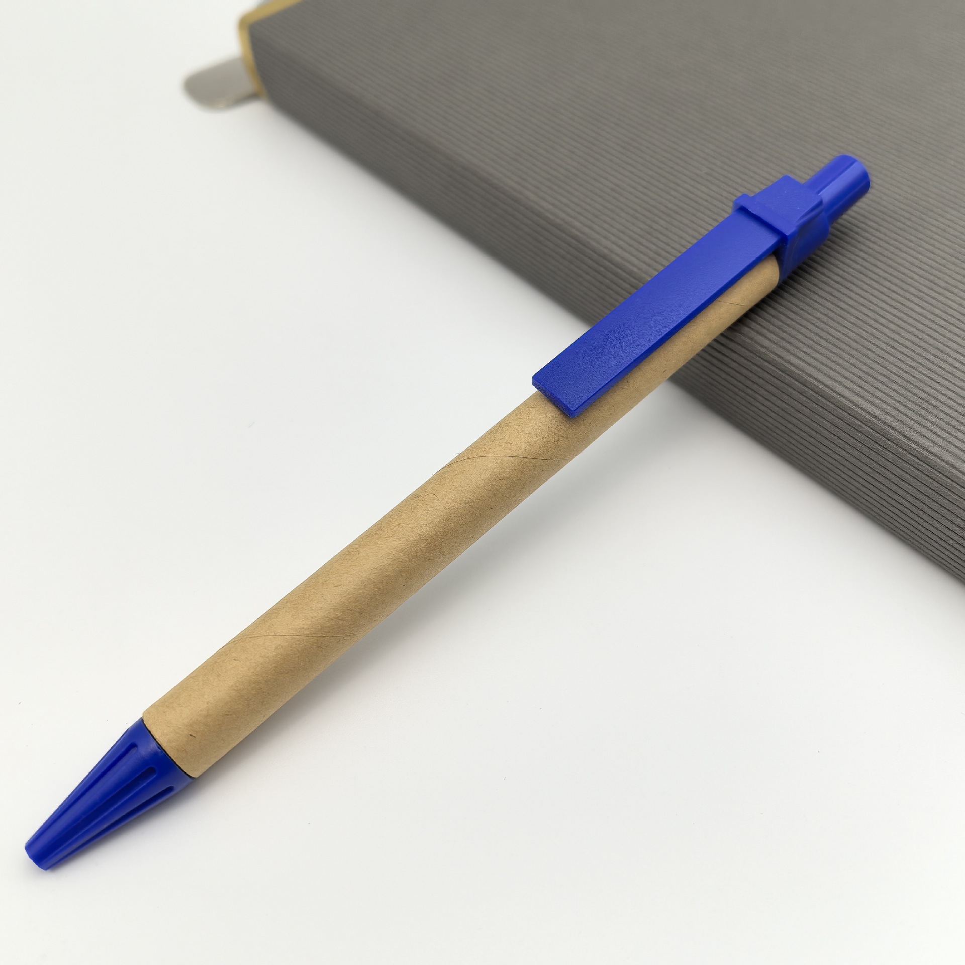 Nuevo comercio de papel kraft verde bolígrafo de presión personalizado logotipo de impresión de lápiz de tubo de papel bolígrafo al por mayor