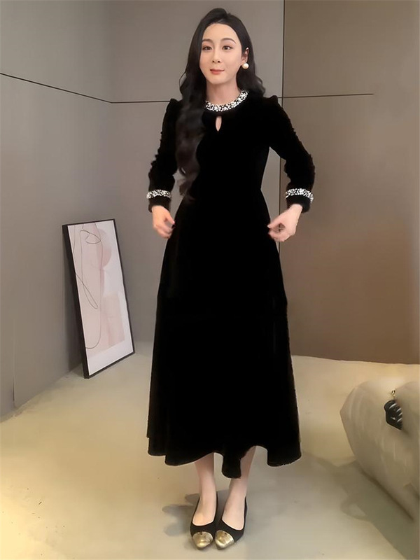 2025年の新型の大きいサイズのフランスは底のベルベットのワンピースの女性の秋冬の太いmmを打って腰を収めて股を遮ってやせているドレスを現します。|undefined