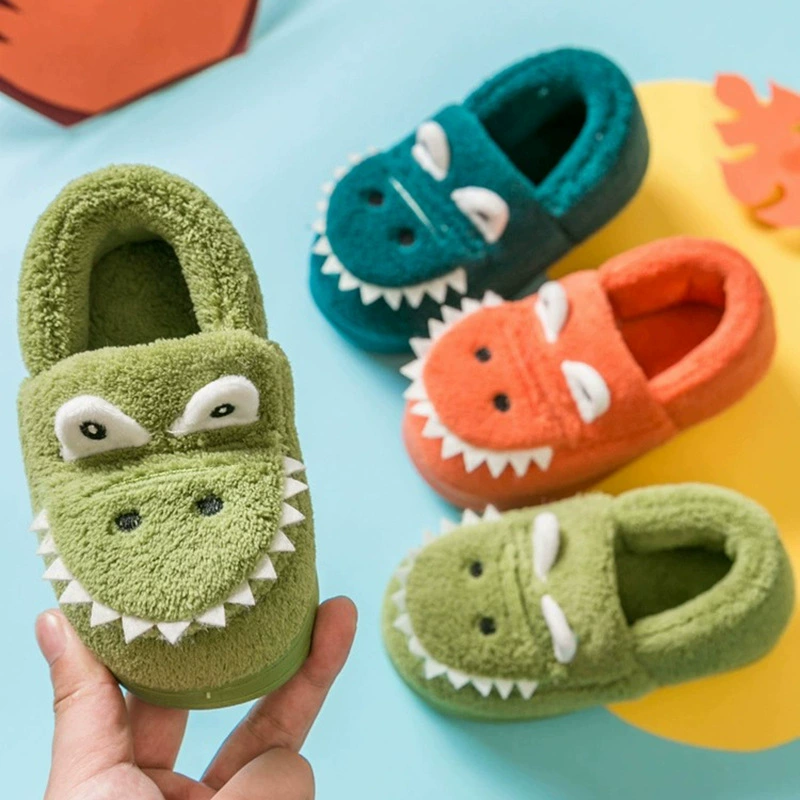 Детские хлопковые тапочки Xinwang с изображением крокодила, закрытые сзади, для мальчиков и девочек, теплые, нескользящие, домашние, оптом.
