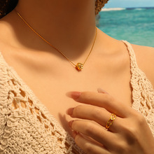 欧美ins风时尚小众简约幸运桃花钛钢吊坠金色高级感锁骨链项链女