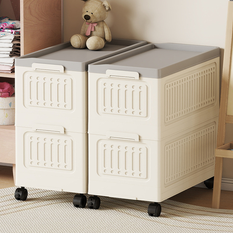 収納かごには蓋付きの服が収納されています。|undefined