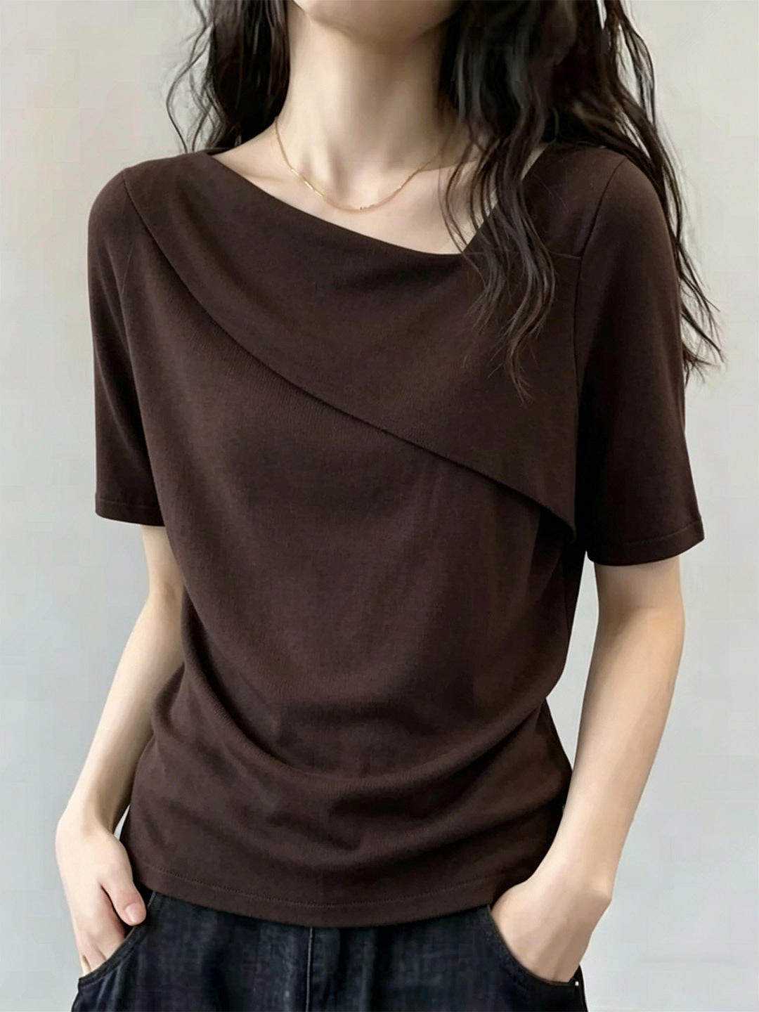 Áo thun nữ tay ngắn cổ lệch sợi mát lạnh phối màu nâu kem form rộng — màu đen