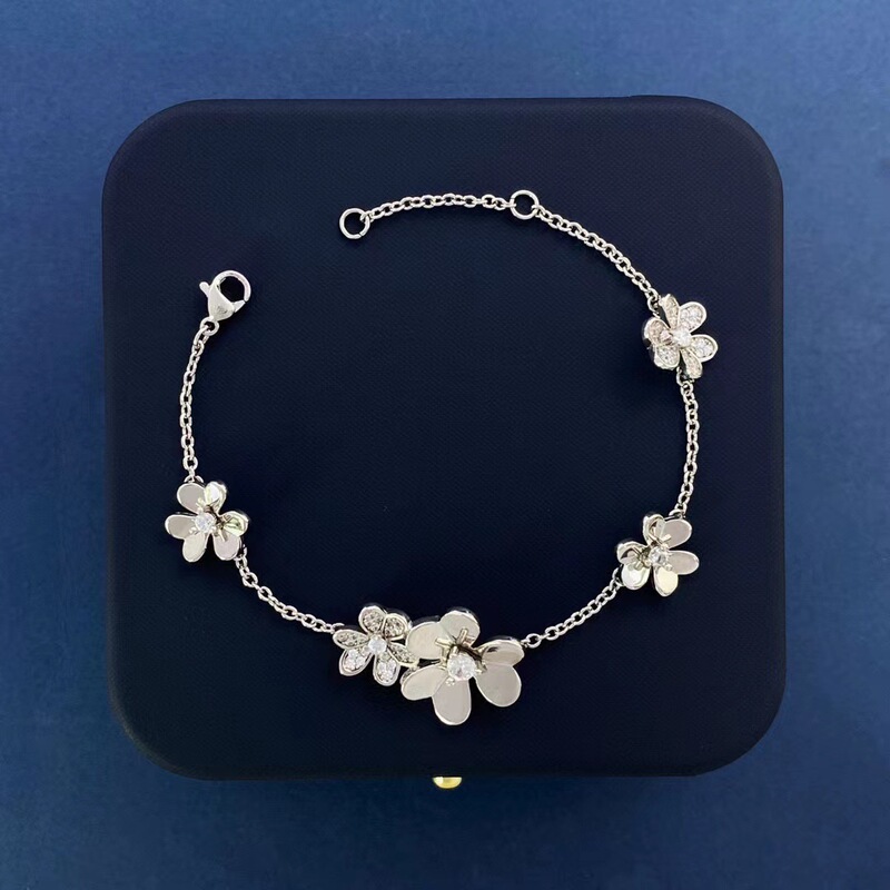 Brahma clover smooth surface with diamond five-flower bracelet female European and American style temperament goddess trend does not fade for birthday
