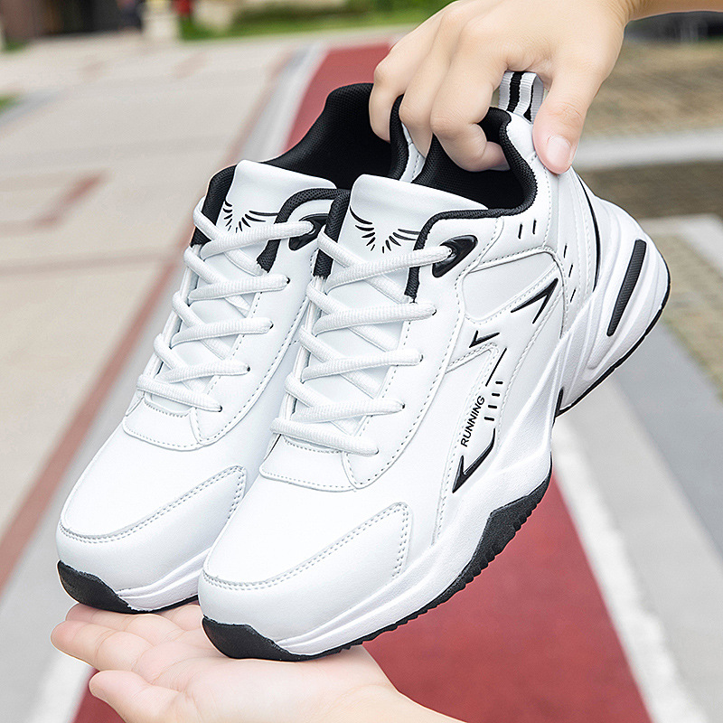 Una nueva zapatilla de cuero de tamaño grande de otoño para hombres, zapatos de viaje de moda antideslizantes y resistentes al desgaste