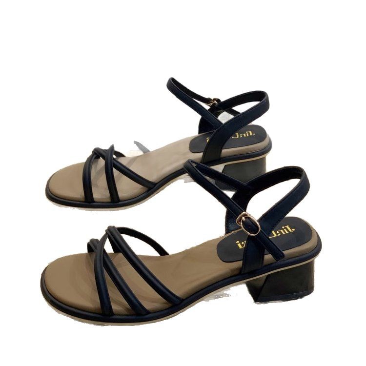Sandalias de tirantes para mujer verano 2025 nuevo estilo de una palabra con tacón medio y tacón grueso estilo hada con falda zapatos romanos negros de todo fósforo